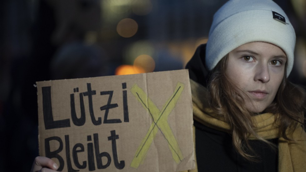 Luisa Neubauer håller upp en skylt med budskapet att Lützerath ska finnas kvar, under en protest i Berlin häromdagen.