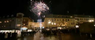 TV: Här firar Vimmerbyborna in det nya året • Mycket folk och raketer runt torget • Brand vid kyrkan