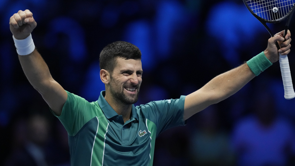 Världsettan Novak Djokovic sträcker armarna i luften efter segern i finalen av ATP-slutspelet.