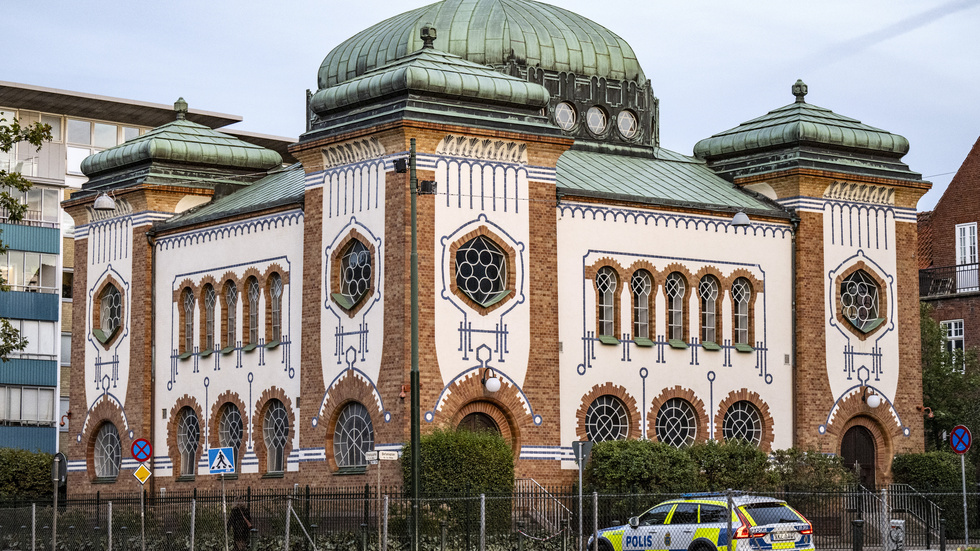 Polisen bevakar synagogan vid Betaniaplan i centrala Malmö dagen efter Hamas terrordåd i Israel. Arkivbild.