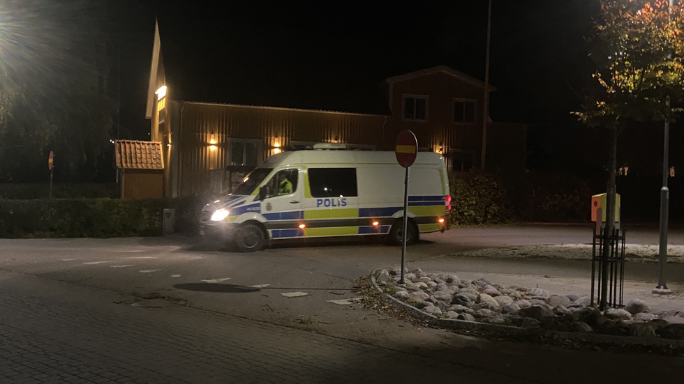 En polispatrull under sökandet i Malmköping sent på onsdagskvällen.