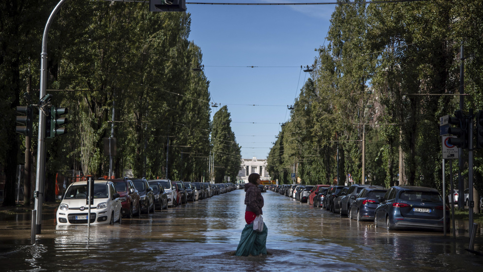 Kraftigt regn och våldsamma vindar bidrog till översvämningar i Milano.