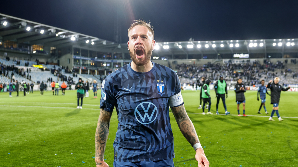 Malmö FF:s lagkapten Pontus Jansson firar segern borta mot IFK Norrköping med de tillresta fansen.