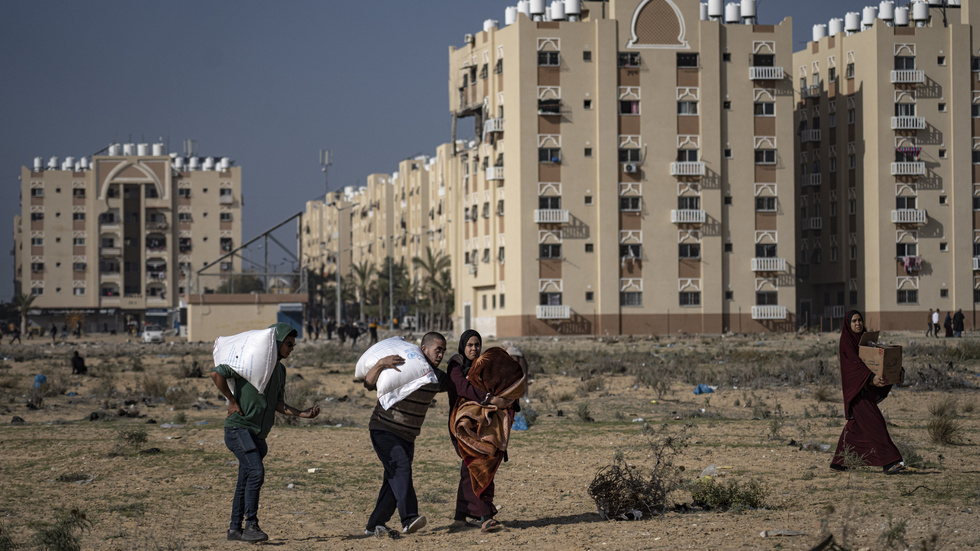 Palestinier lämnar Khan Yunis i södra Gaza som attackeras av israeliskt stridsflyg.