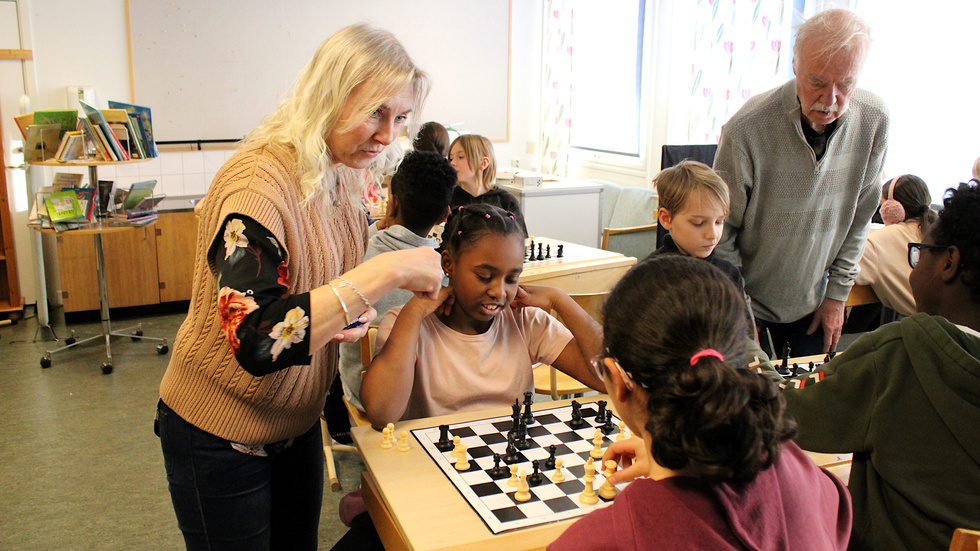 Läraren Ann Larsson och Lennart Beijer från Hultsfreds schackklubb hjälper eleverna att vässa sina schackkunskaper. Närmast Ann Larsson på bilden spelar Jana Takroori mot Leen Truhune.
