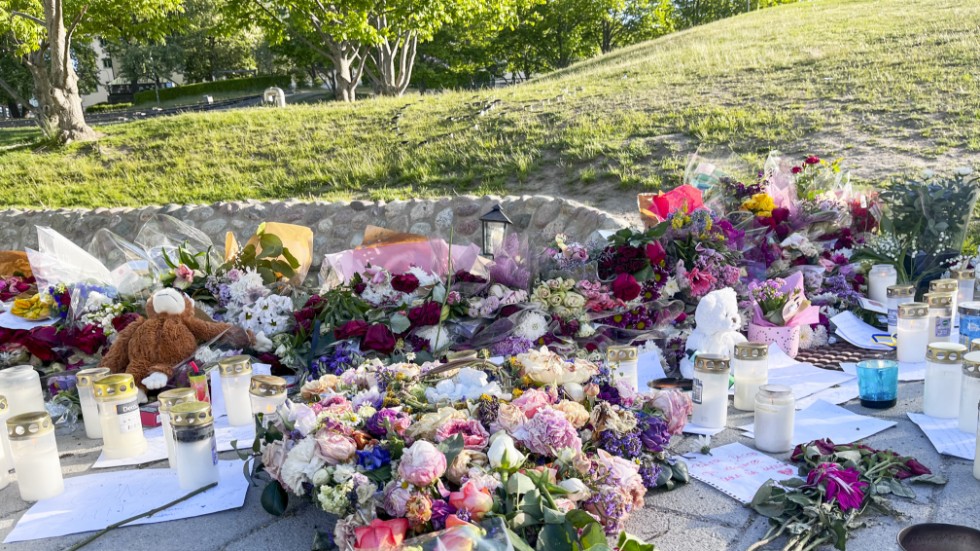 Nedlagda blommor där pojken höggs till döds under ett bråk i Lumaparken i Hammarby sjöstad i Stockholm den 26 maj. Arkivbild.