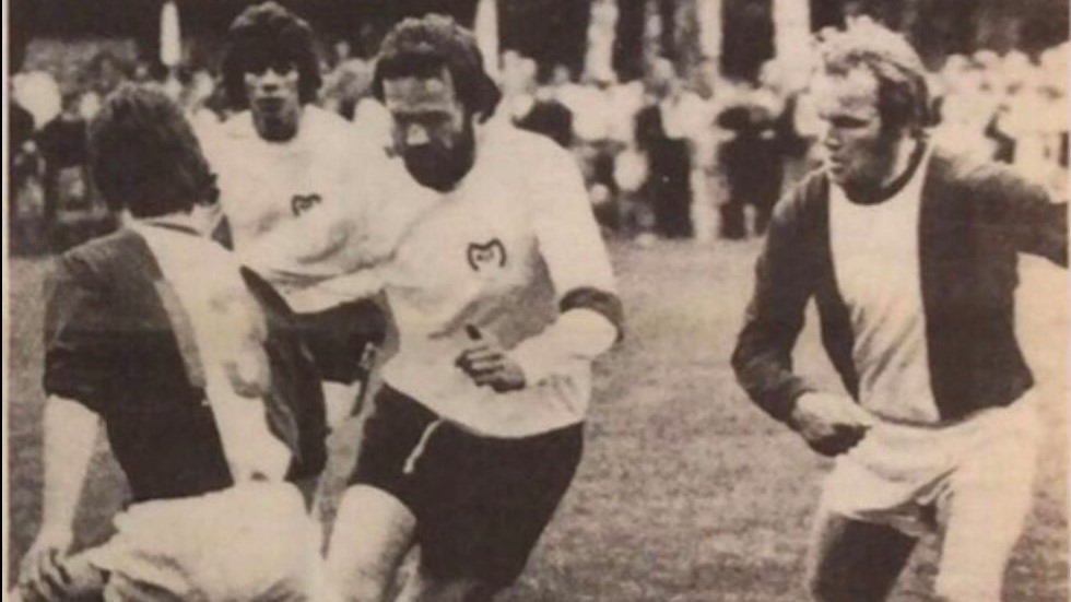 Derby. Lasse Blomberg i Maiftröjan i derbyt i division 3 mot Zeros 1974 som Maif vann med 4-1. Blomberg gick bort förra veckan och minns med värme och glädje i den lokala fotbollen. "Han var bäst", säger vännen Leif Sporrong.