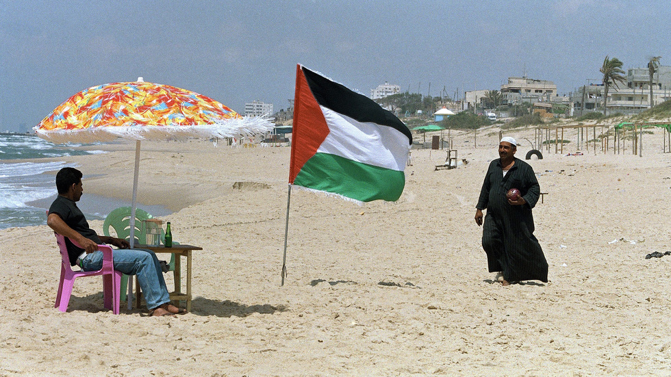 Vilka flaggor ska vaja vid Gazas medelhavsstränder i framtiden? Bilden är från 1994, då israeler och palestinier just kommit överens om begränsat palestinskt styre i Gazaremsan.