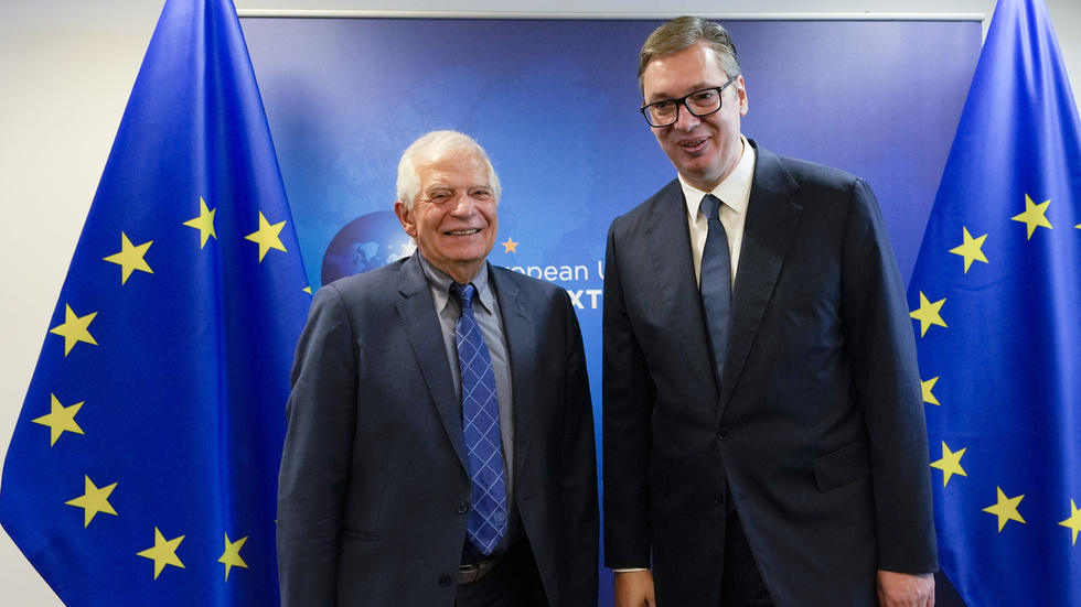 EU:s utrikeschef Josep Borrell i ett möte med Serbiens president Aleksandar Vucic i september. Arkivfoto.