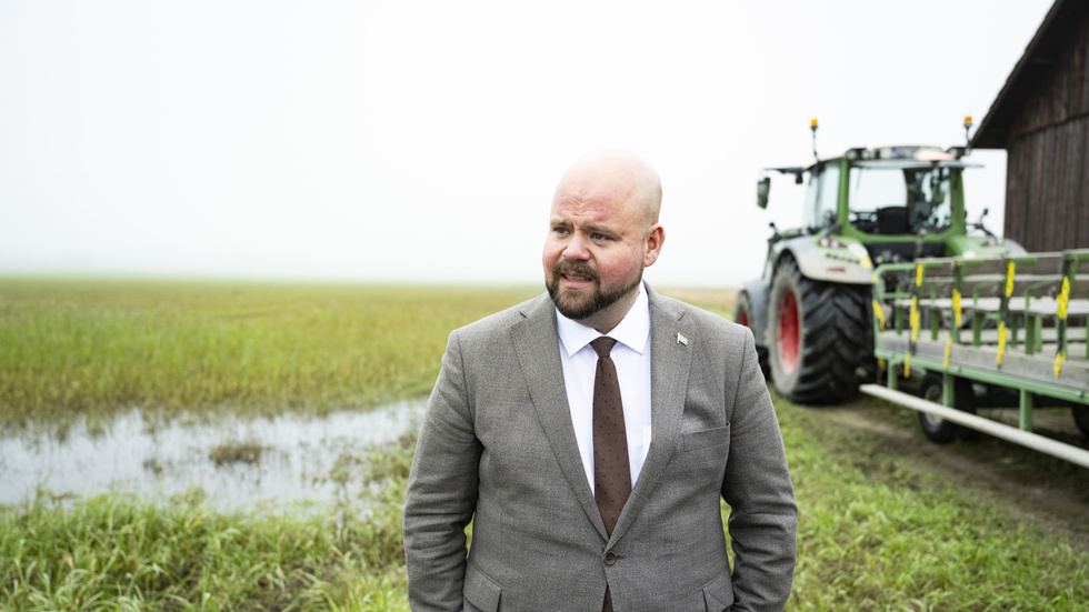 Landsbygdsminister Peter Kullgren (KD) besöker översvämmat lantbruk.