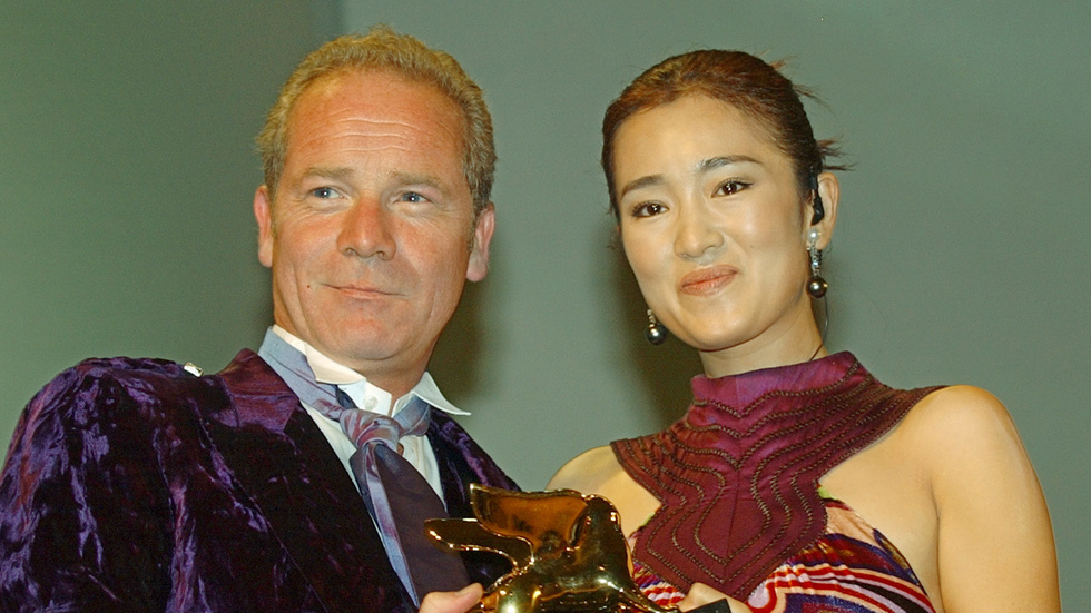 Peter Mullan när han 2002 fick ta emot Guldlejonet på Venedigfestivalen ur den kinesiska skådespelaren Gong-Lis hand. Arkivbild.