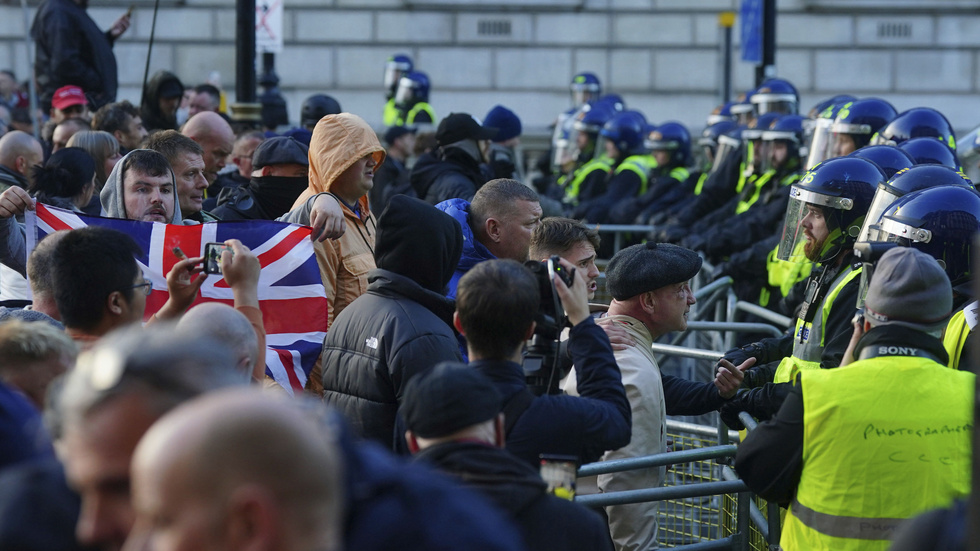 Grupper av motdemonstranter, många med engelska och brittiska flaggan, sökte konfrontation med den propalestinska marschen i London.