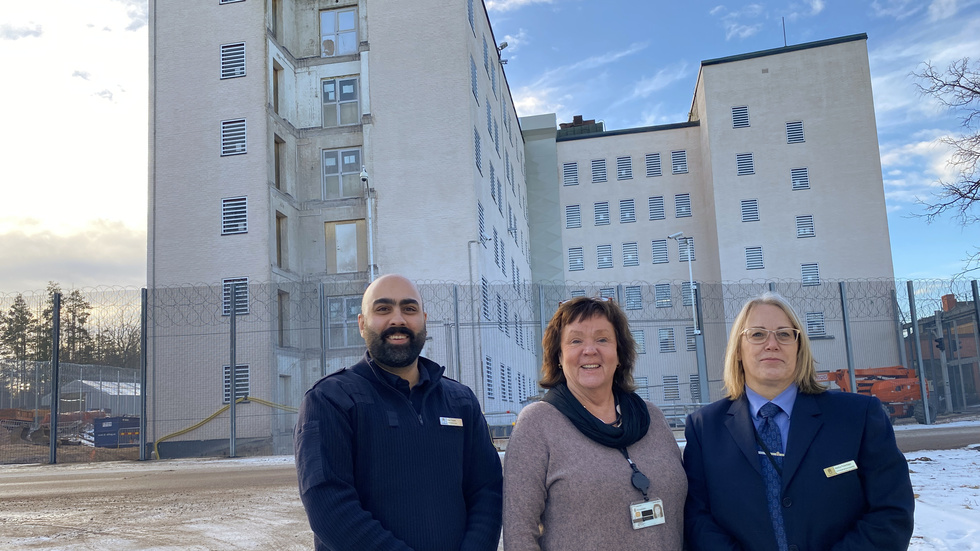 Kriminalvårdschef Åsa Lindberg, här flankerad av Hiren Thakrar och Martina Robertsson, som jobbar med rekrytering på anstalten.