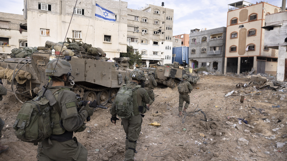 Skribenterna menar att Sverige omedelbart ska stoppa all vapenexport till Israel.