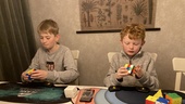 Bröderna Felix, 11, och Valter, 8, supersnabba på Rubiks kub