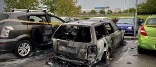 BILDERNA: Bilarna totalförstörda efter branden