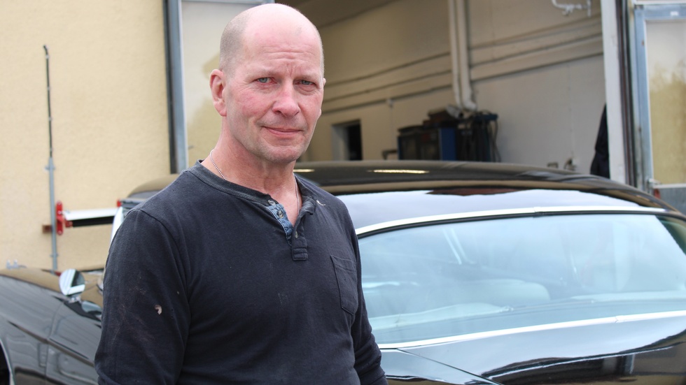 Anders Larsson fixade till sin första skrotbil som sextonåring. Där och då väcktes ett intresse som lever kvar och idag jobbar han med att reparera och rusta upp gamla veteranbilar.