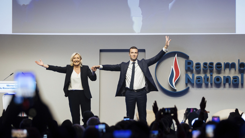 Här hyllas Marine Le Pen och hennes efterträdare som partiledare Jordan Bardella på Nationell Samlings partikongress 2022. Inom S och sannolikt även inom SD finns frankofila förhoppningar om att den traditionella högern (Moderaterna) ska kunna fås att rasa ihop. Och att den gamla tvåpartistriden återuppstår i svensk politik. Men nu mellan S och SD. 