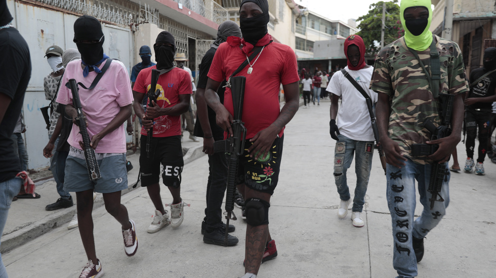Väpnade medlemmar av gänget som kallar sig "G9 and Family" deltar i en demonstration mot Haitis premiärminister Ariel Henry i Port-au-Prince, den 19 september. Arkivbild.