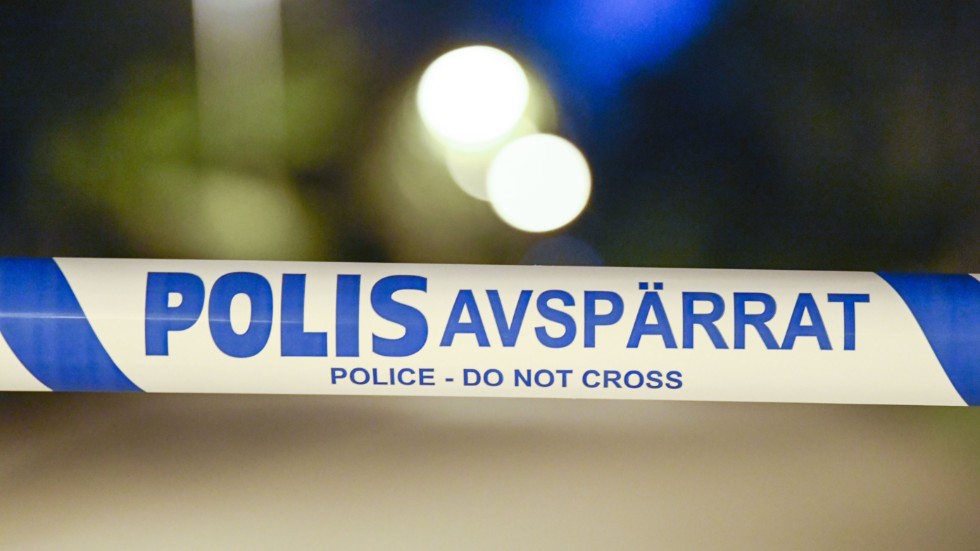 Polisen är på plats i Nynäshamn efter att en person hittats avliden. Arkivbild.