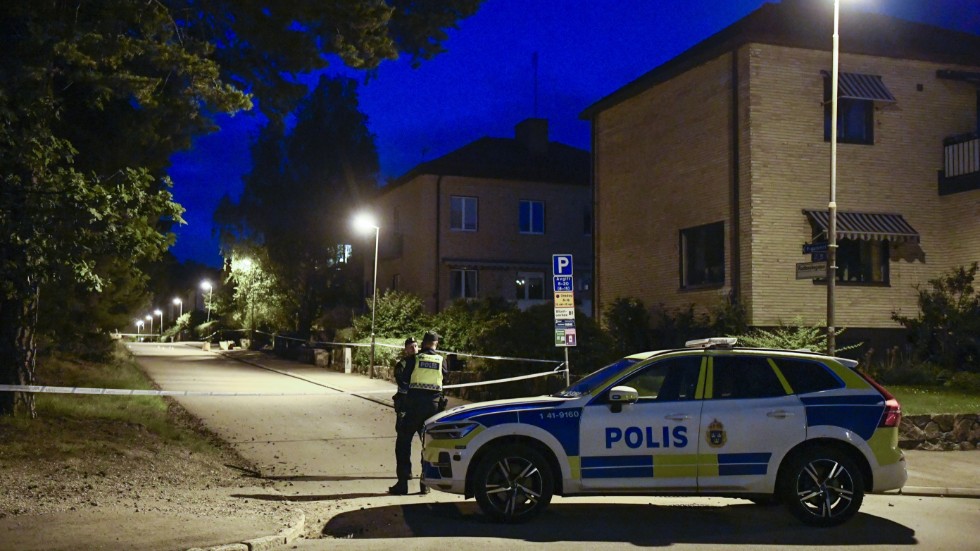 En pojke under 18 år vårdas med livshotande skador efter en skjutning i stadsdelen Nyfors i Eskilstuna.