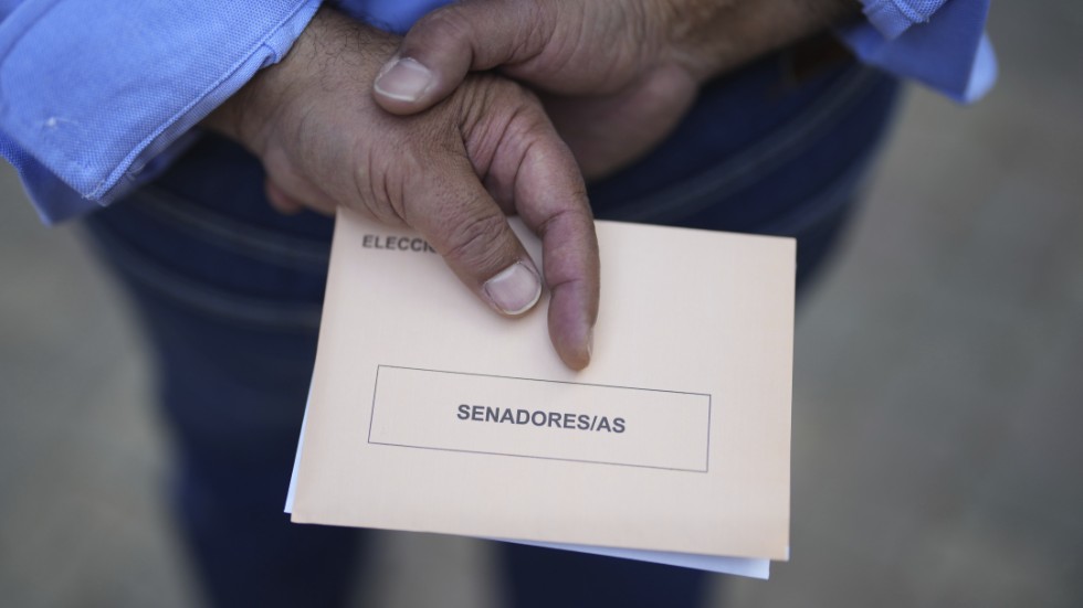En man väntar på sin tur att rösta i Madrid.