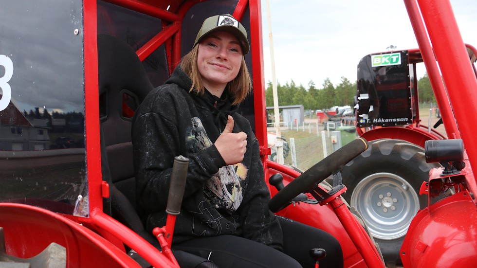 "Det är jätteroligt" tycker Elsa Hillbrand, som fick sitta över dagens tävling. "Farsan kör min traktor i dag" säger hon. 