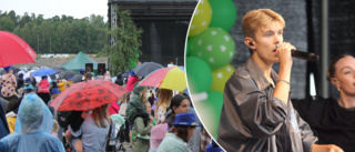 Blöta barn och paraplyer i mängder – Theoz showade i spöregn