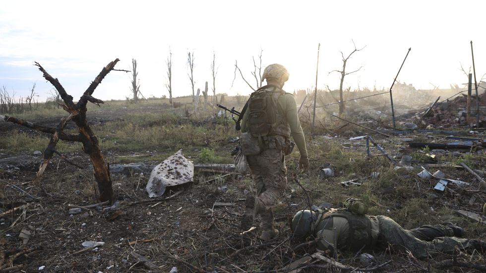 En ukrainsk soldat går förbi kvarlevorna av en rysk soldat vid frontlinjen i Andrijivka, en ort i Donetsk som Ukraina tog kontroll över i september. Arkivbild från den 16 september.