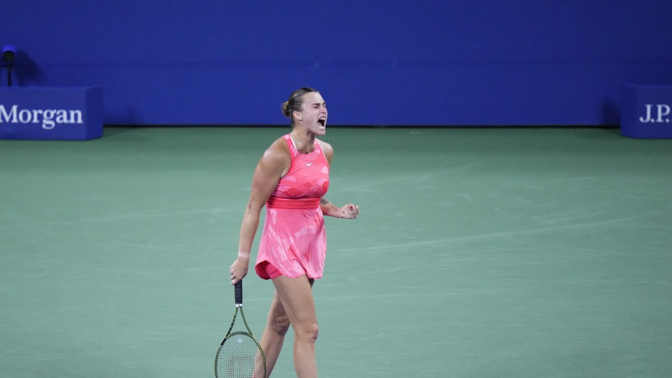 Belarusiska Aryna Sabalenka knyter näven i matchen mot belgiska Maryna Zanevska.