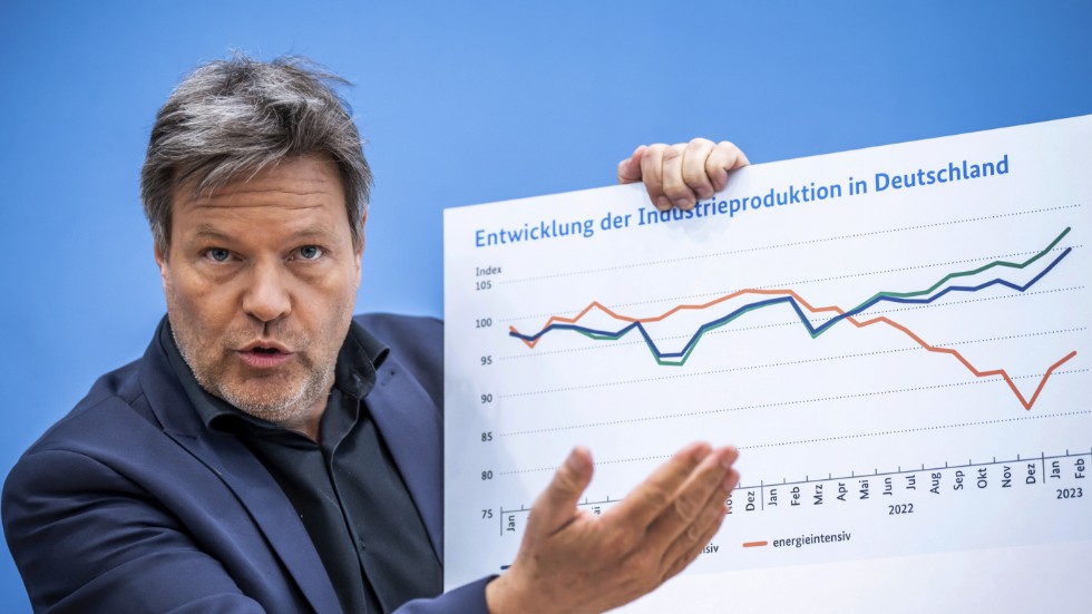 Tysk ekonomi uppvisar flera negativa tendenser. På bilden landets närings- och klimatminister Robert Habeck i samband med att han presenterade regeringens ekonomiska prognos i våras. Arkivbild.