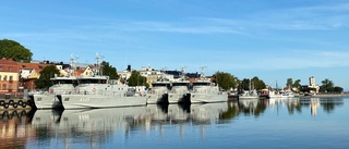 Fem identiska militärbåtar låg vid Skeppsbrokajen