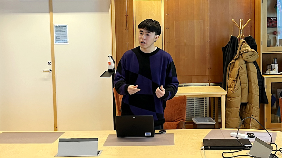 Anh Dao var en av de unga entreprenörerna som presenterade sina företag för Idénästets jury, som hade samlats i kommunhuset i Hultsfred.