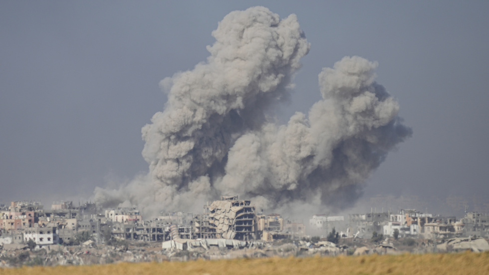 Israel fortsätter bomba Gazaremsan. Bild tagen från den israeliska sidan på måndagen.