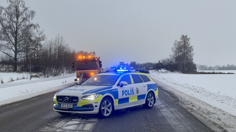 Tre personer fick föras till sjukhus efter en trafikolycka på Nya Ledbergsvägen utanför Linköping på söndagseftermiddagen.