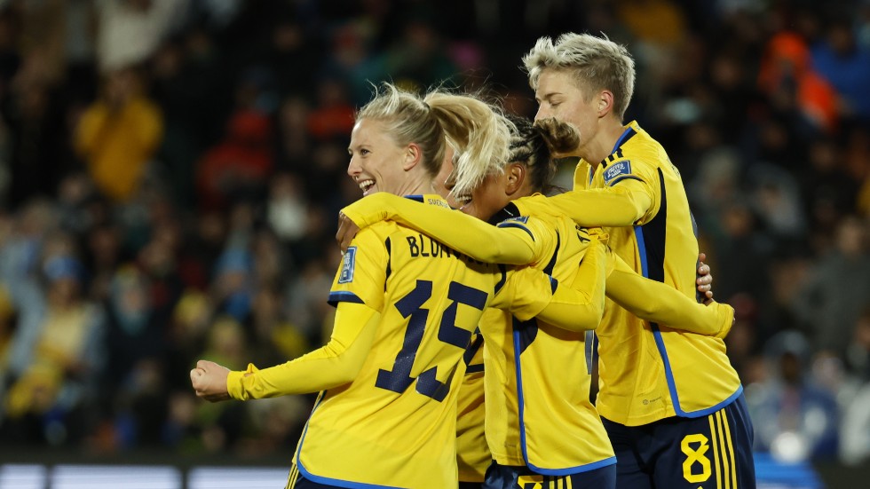 Rebecka Blomqvist, till vänster, firar sitt 1–0-mål mot Argentina.