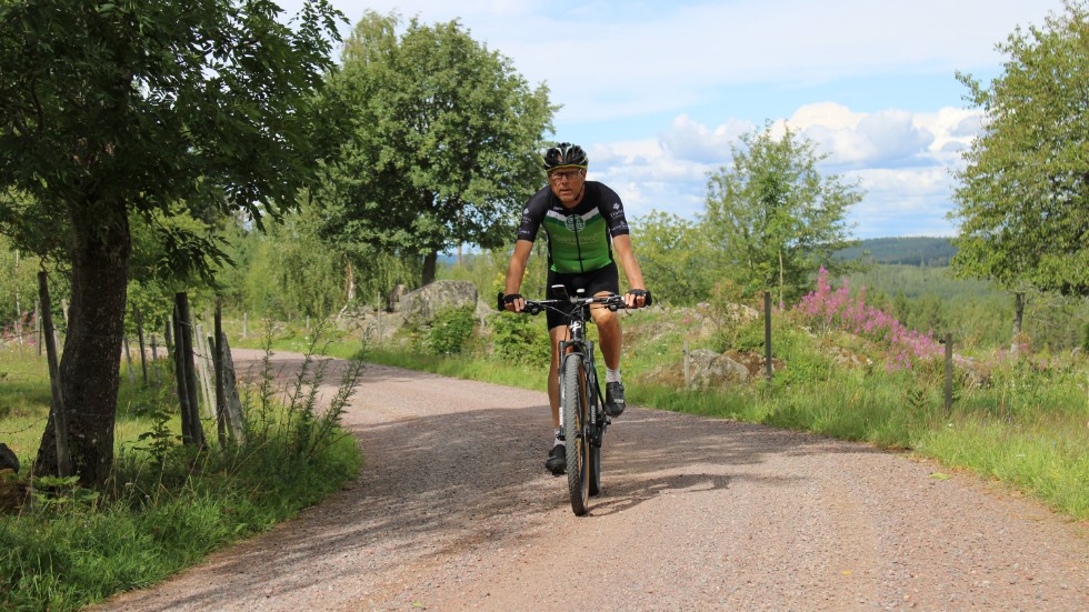 Ekström uppskattar att han cyklar ungefär 600 mil om året. "400 av dem är nog på små grusvägar som den här", säger han.