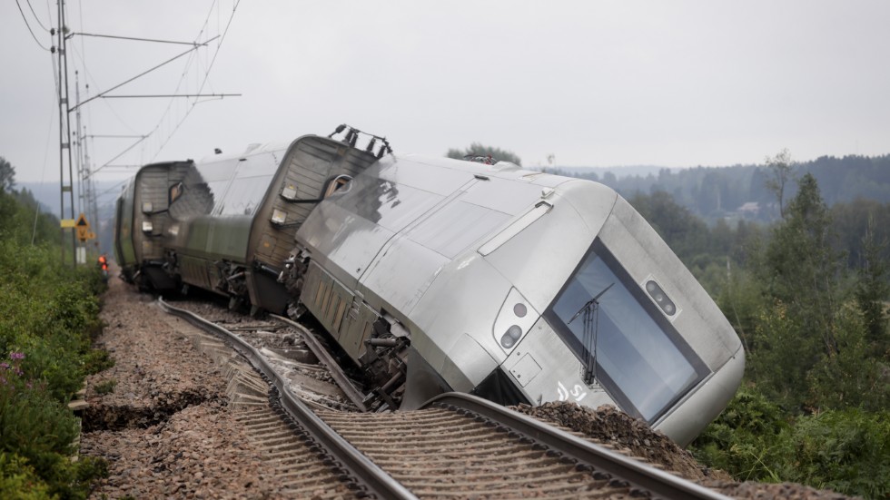 Under måndagen spårade ett tåg med 120 passagerare ur utanför Hudiksvall efter att banvallen underminerats av de senaste dagarnas kraftiga regn.