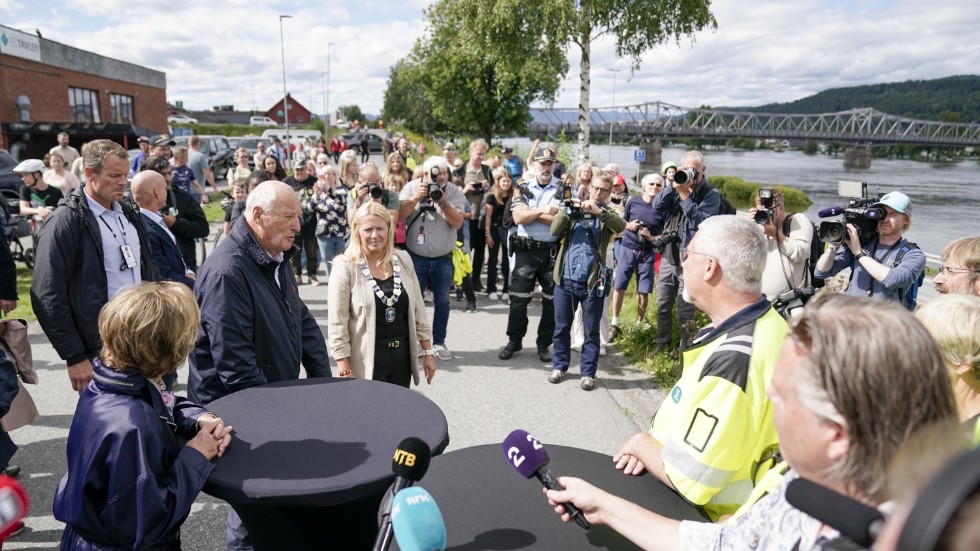Norges kungapar, kung Harald och drottning Sonja, besöker Mjøndalen för att tacka räddningsarbetare.