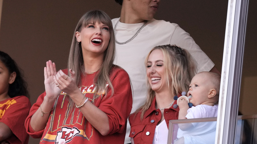 Världens största artist just nu, Taylor Swift (till vänster) ökar intresset för NFL när hon går och ser pojkvännen Travis Kelce spela. Arkivbild.