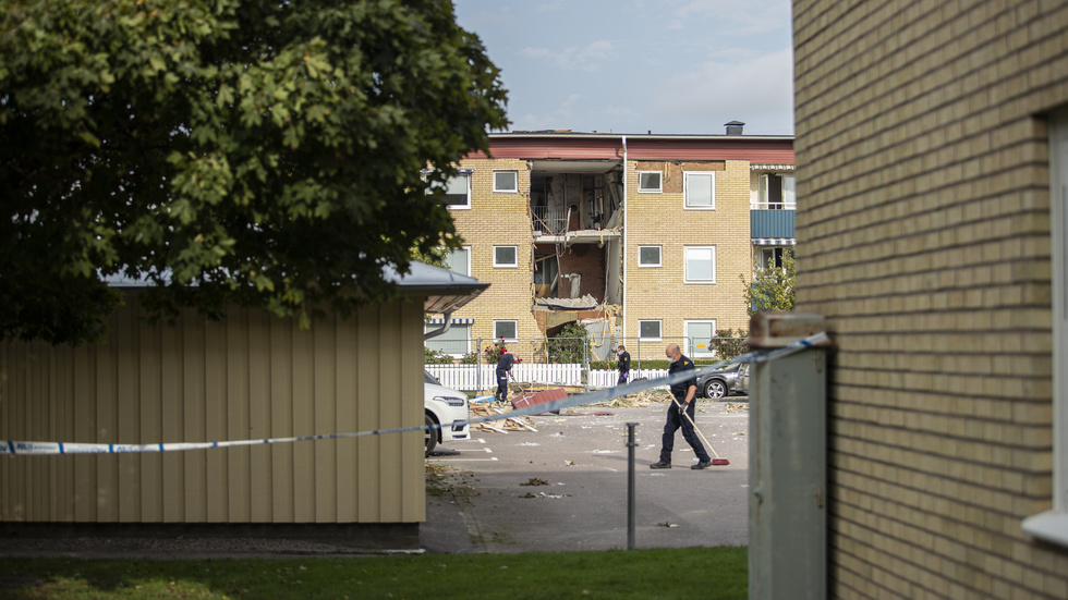 Sprängdådet i Ekholmen blev en påminnelse om att gängens brutalitet även finns nära oss. Ingen går säker och det göder oro och misstänksamhet i samhället, skriver debattörerna.