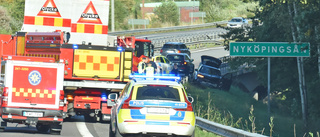 Trafikolycka på E4 i Nyköping – bil nära att hamna i ån