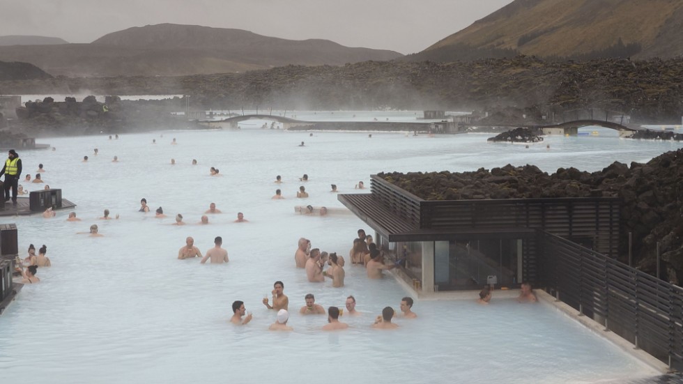 Islands underjordiska energi är också en stor turistmagnet. Här badar besökare i den naturligt varma "Blå lagunen" utanför Reykjavik.
