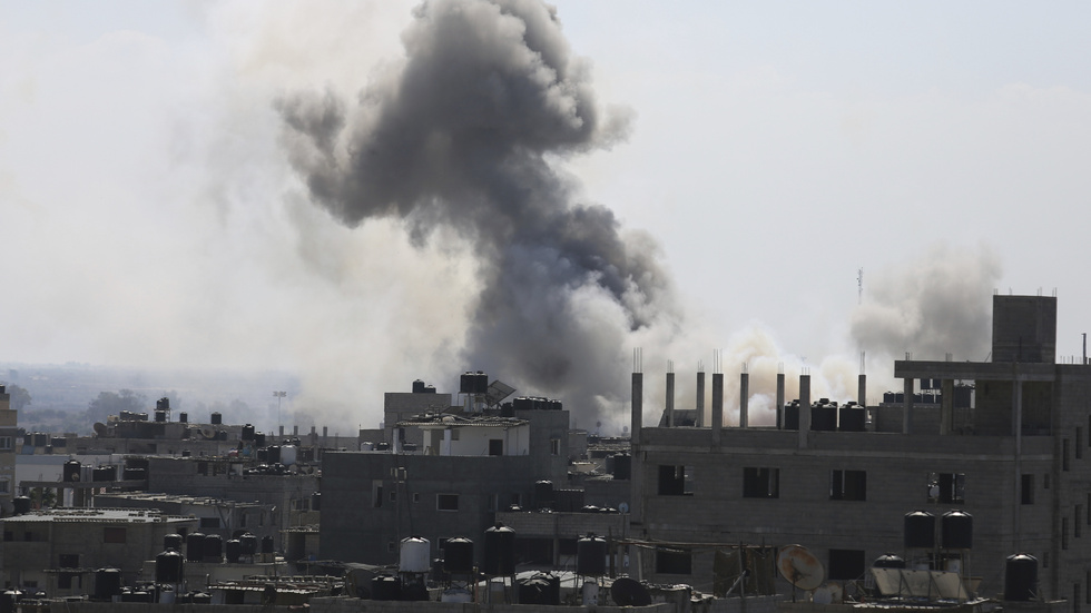 Rök stiger efter ett israeliskt luftangrepp i Rafah på Gazaremsan under fredagen.