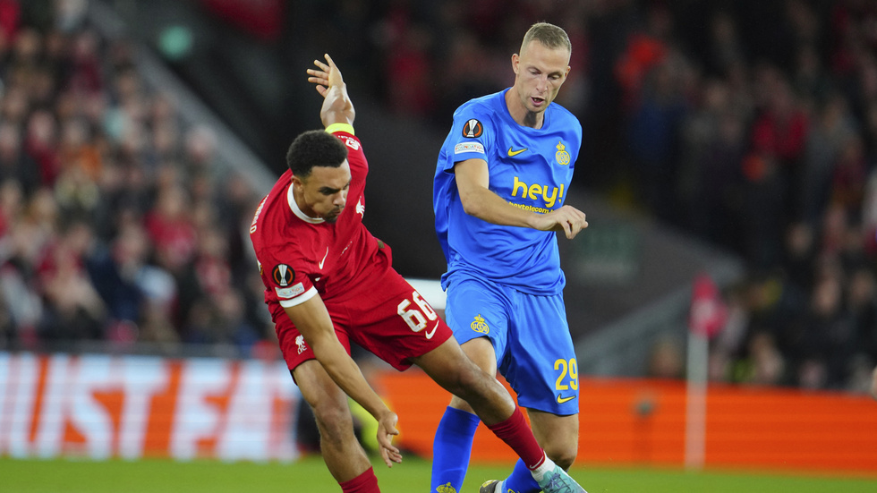 Unions Gustaf Nilsson (till höger) i kamp med Liverpools Trent Alexander-Arnold på Anfield. Liverpool vann matchen i Europa League i förra veckan med 2–0.