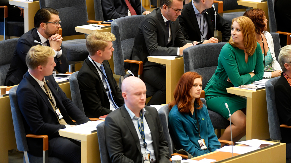 Annie Lööf och Jimmie Åkesson ses här på ett klassiskt och stämningsfullt foto från riksdagens kammare. 