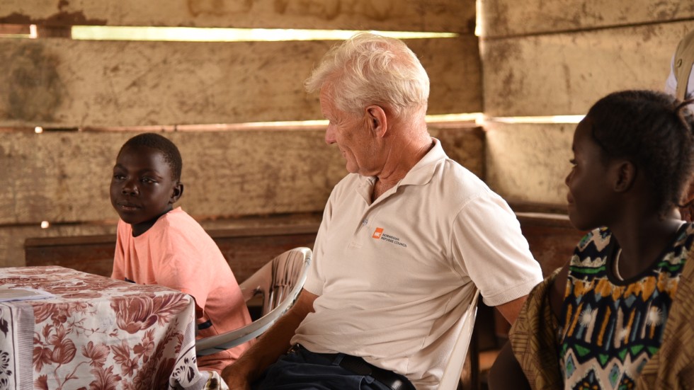 Jan Egeland på besök i ett läger för människor på flykt i Ituri i Kongo-Kinshasa.