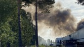 Kraftig rökutveckling vid brand på skrotupplag i Katrineholm