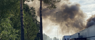 Kraftig rökutveckling vid brand på skrotupplag i Katrineholm