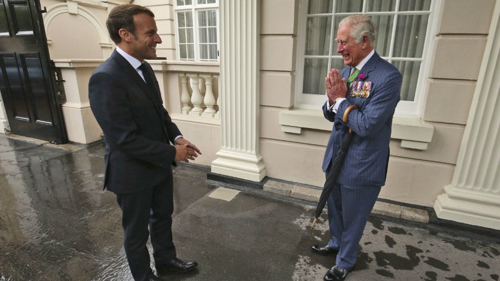 Ett tidigare möte mellan Charles, då kronprins, och Emmanuel Macron. Bild tagen då den franske presidenten hälsades välkommen till London i juni 2020.